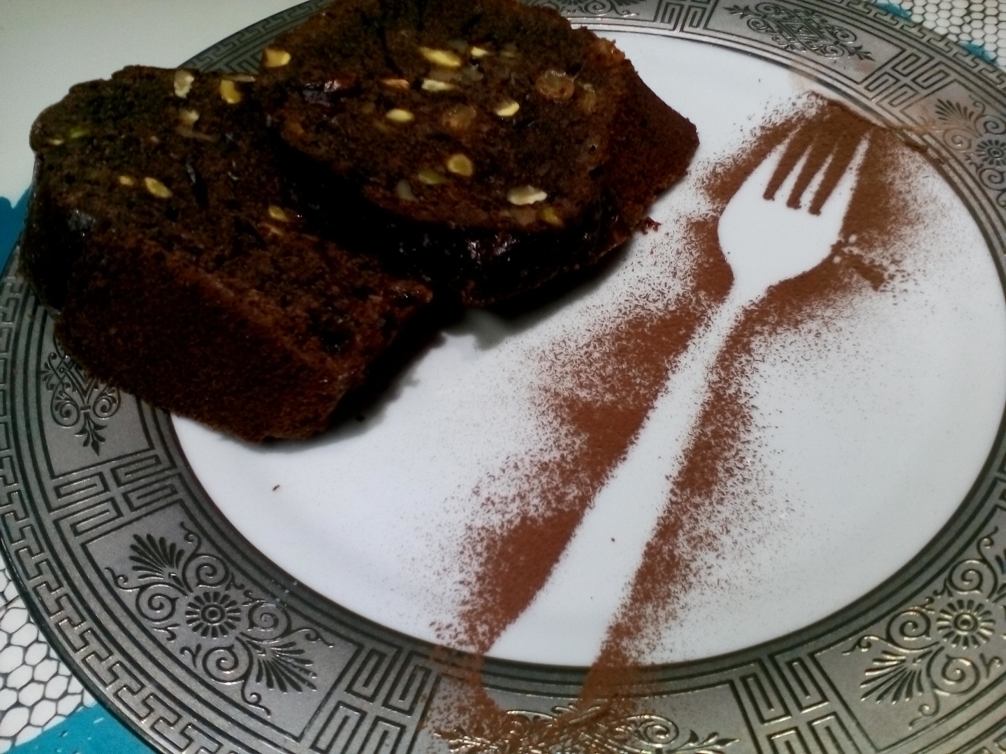 Chec cu ciocolata, nuca, stafide si fistic