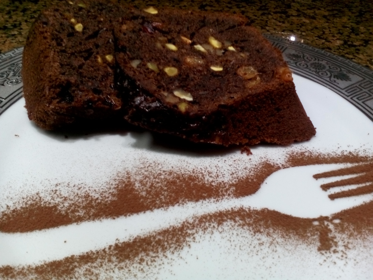 Chec cu ciocolata, nuca, stafide si fistic