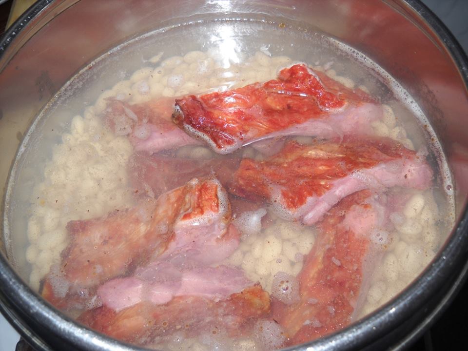 Ciorba de fasole boabe cu coaste afumate