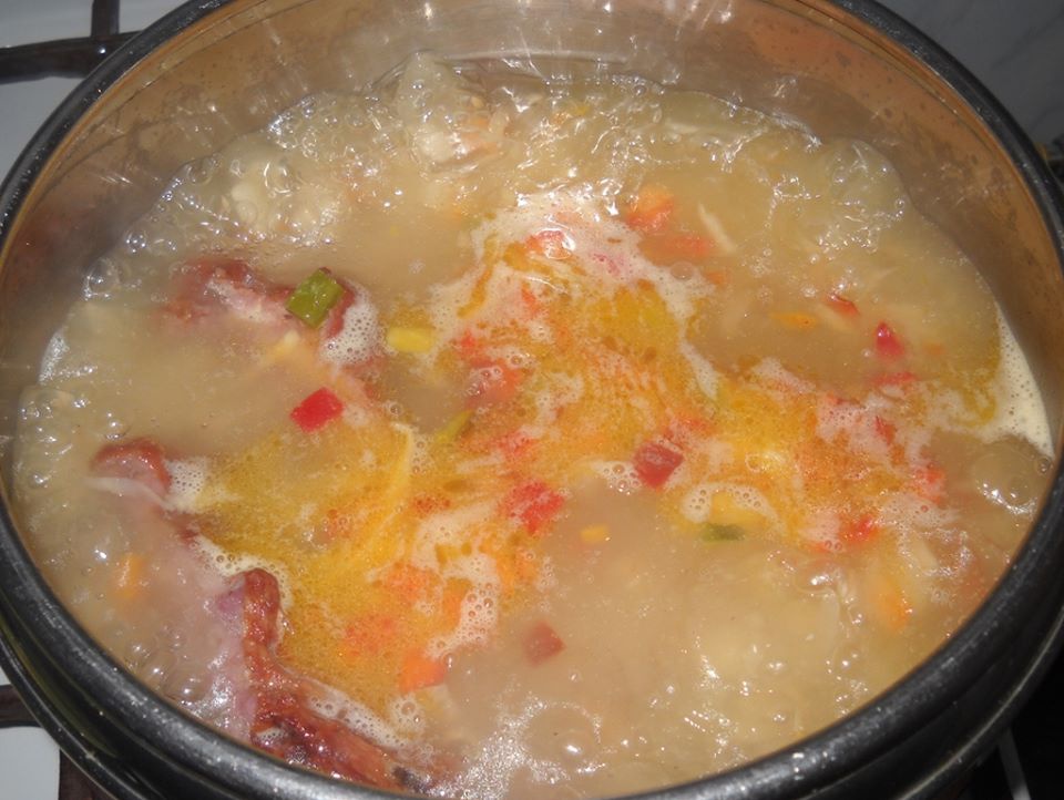 Ciorba de fasole boabe cu coaste afumate