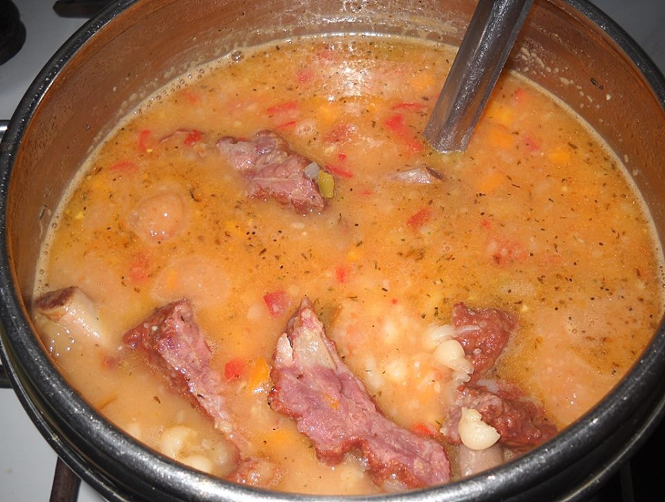 Ciorba de fasole boabe cu coaste afumate