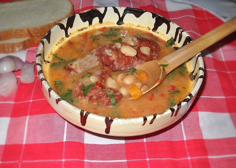Ciorba de fasole boabe cu coaste afumate