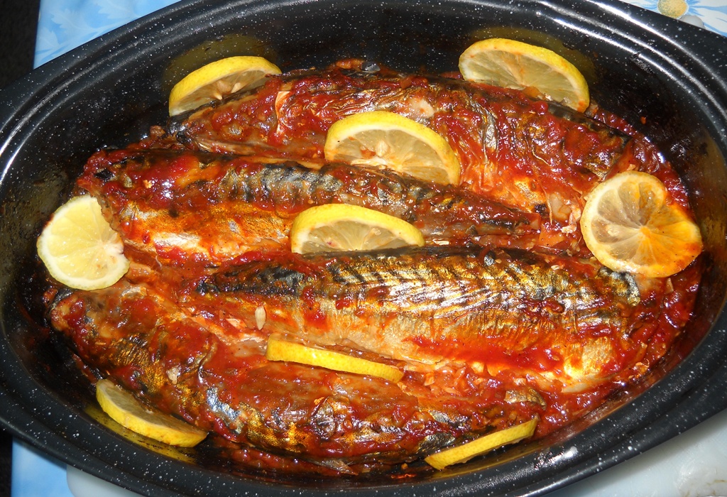 Macrou cu sos de rosii la cuptor. Cea mai simpla si delicioasa reteta cu peste