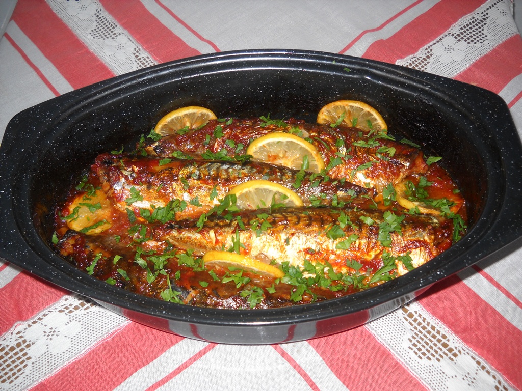 Macrou cu sos de rosii la cuptor. Cea mai simpla si delicioasa reteta cu peste