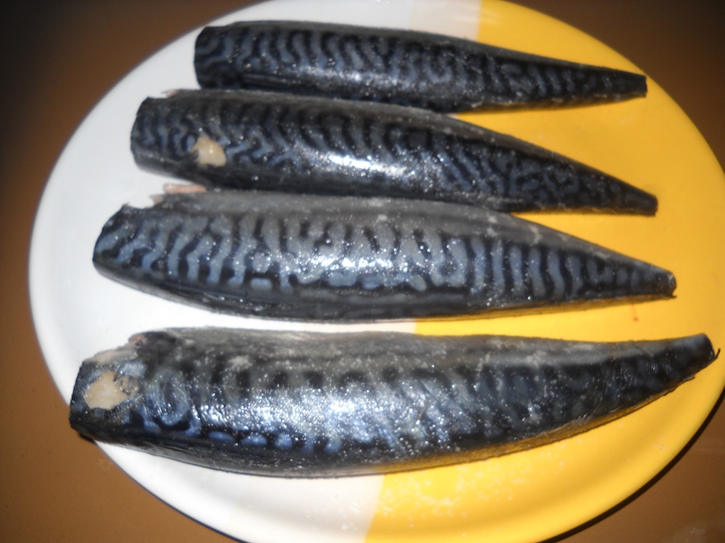 Macrou cu sos de rosii la cuptor. Cea mai simpla si delicioasa reteta cu peste