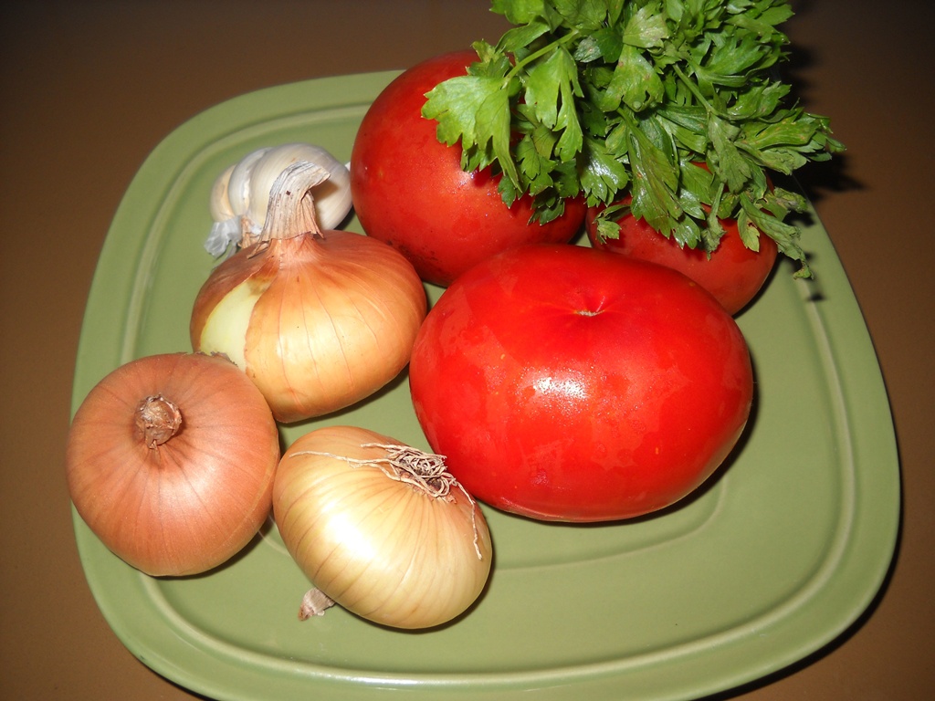 Macrou cu sos de rosii la cuptor. Cea mai simpla si delicioasa reteta cu peste