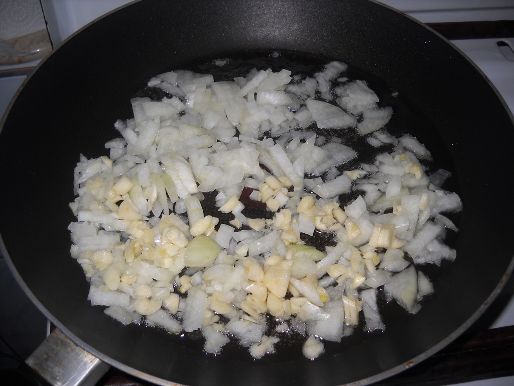 Macrou cu sos de rosii la cuptor. Cea mai simpla si delicioasa reteta cu peste