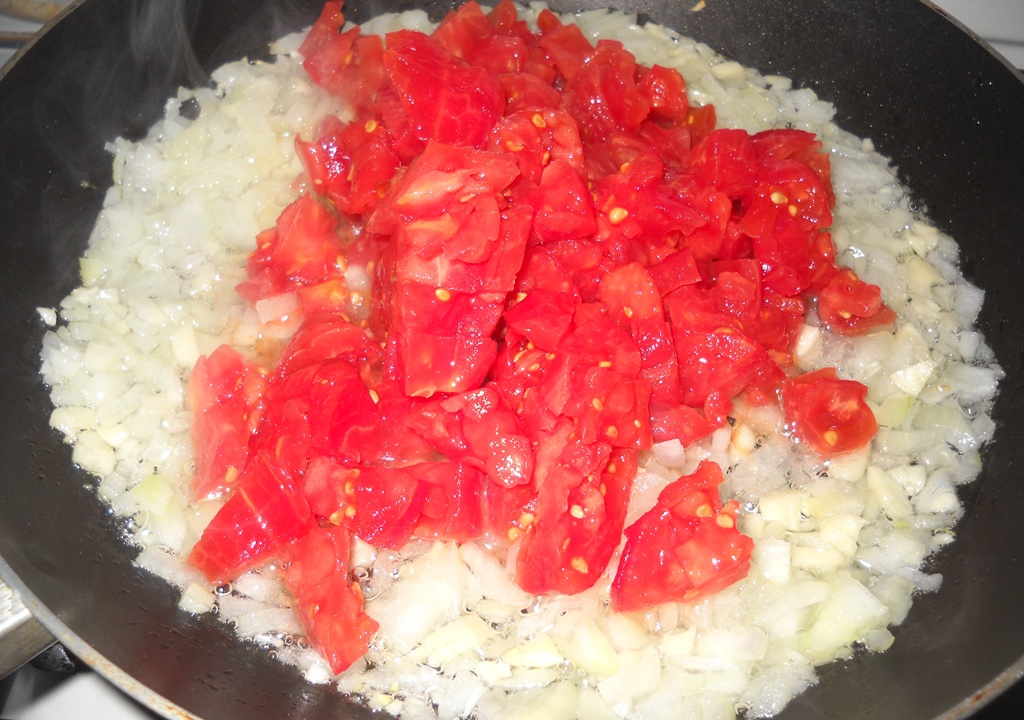 Macrou cu sos de rosii la cuptor. Cea mai simpla si delicioasa reteta cu peste