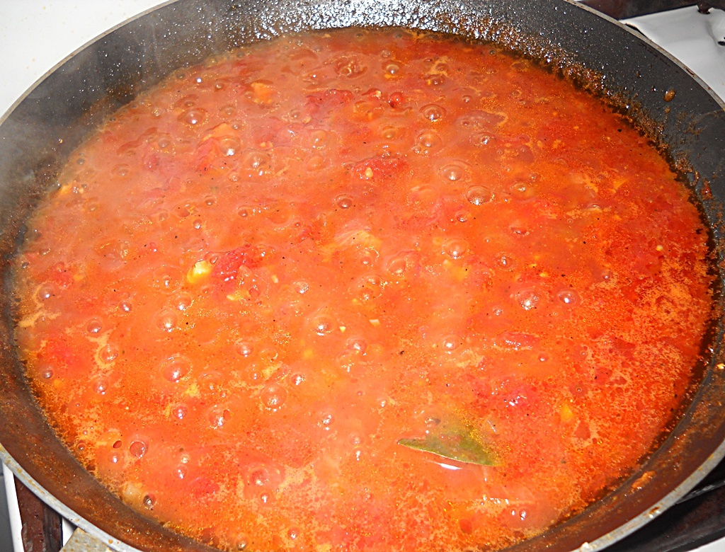 Macrou cu sos de rosii la cuptor. Cea mai simpla si delicioasa reteta cu peste