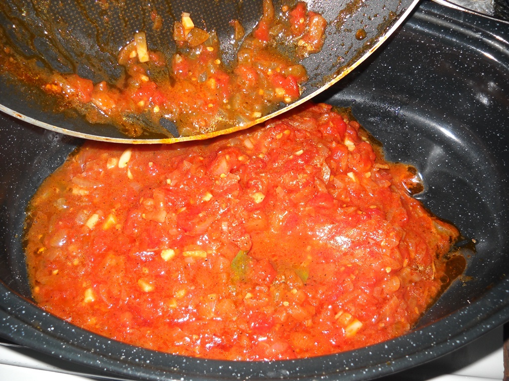 Macrou cu sos de rosii la cuptor. Cea mai simpla si delicioasa reteta cu peste