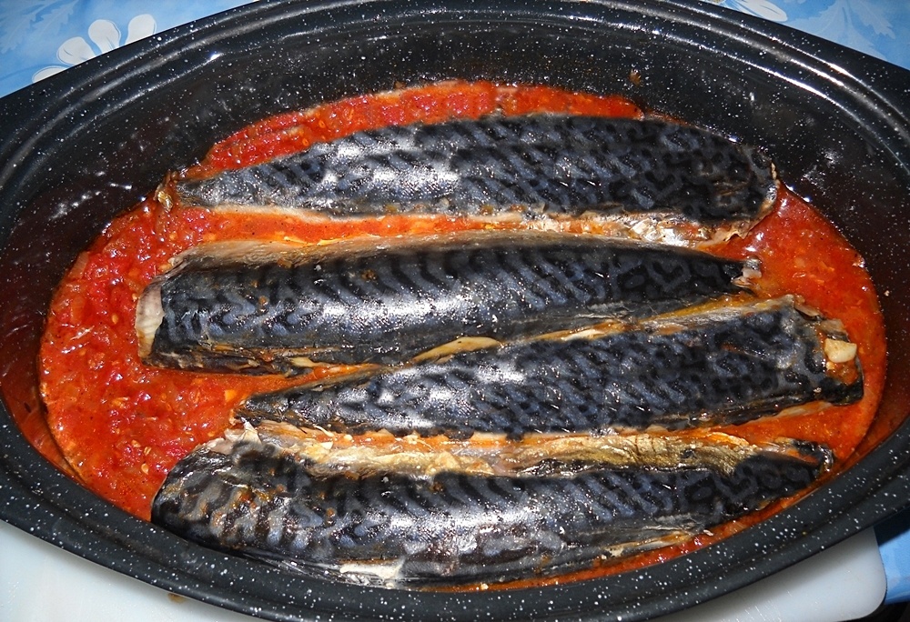 Macrou cu sos de rosii la cuptor. Cea mai simpla si delicioasa reteta cu peste