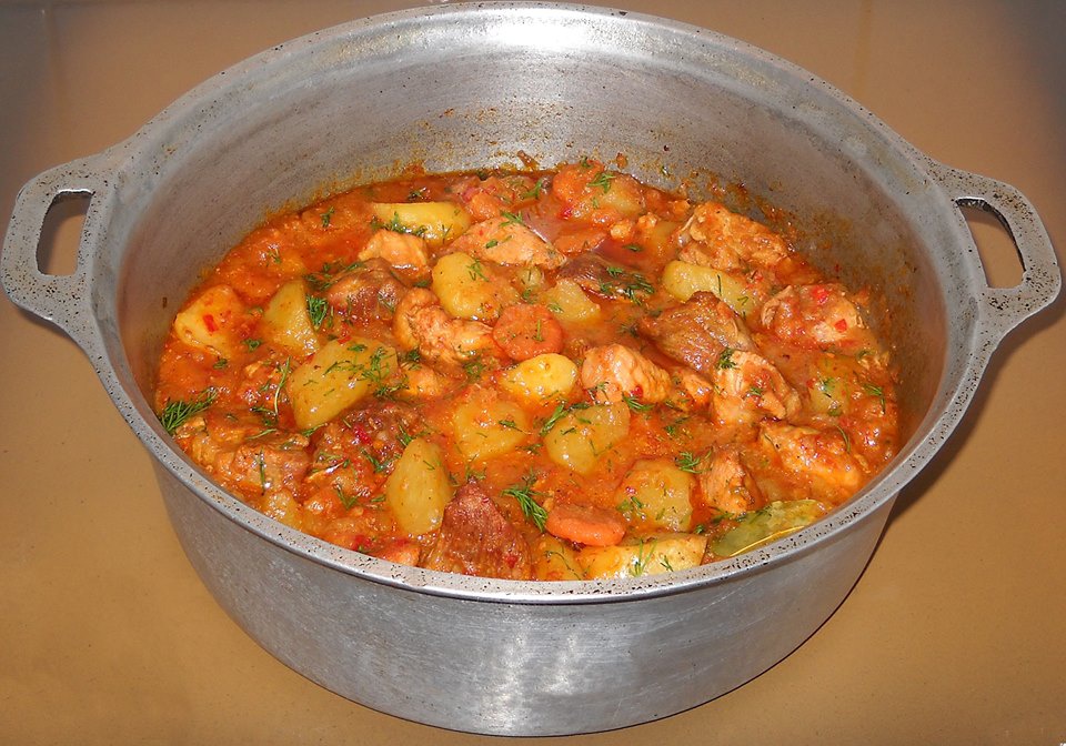 Tocanita de porc cu cartofi. Reteta simpla si foarte gustoasa, exact ca a bunicii