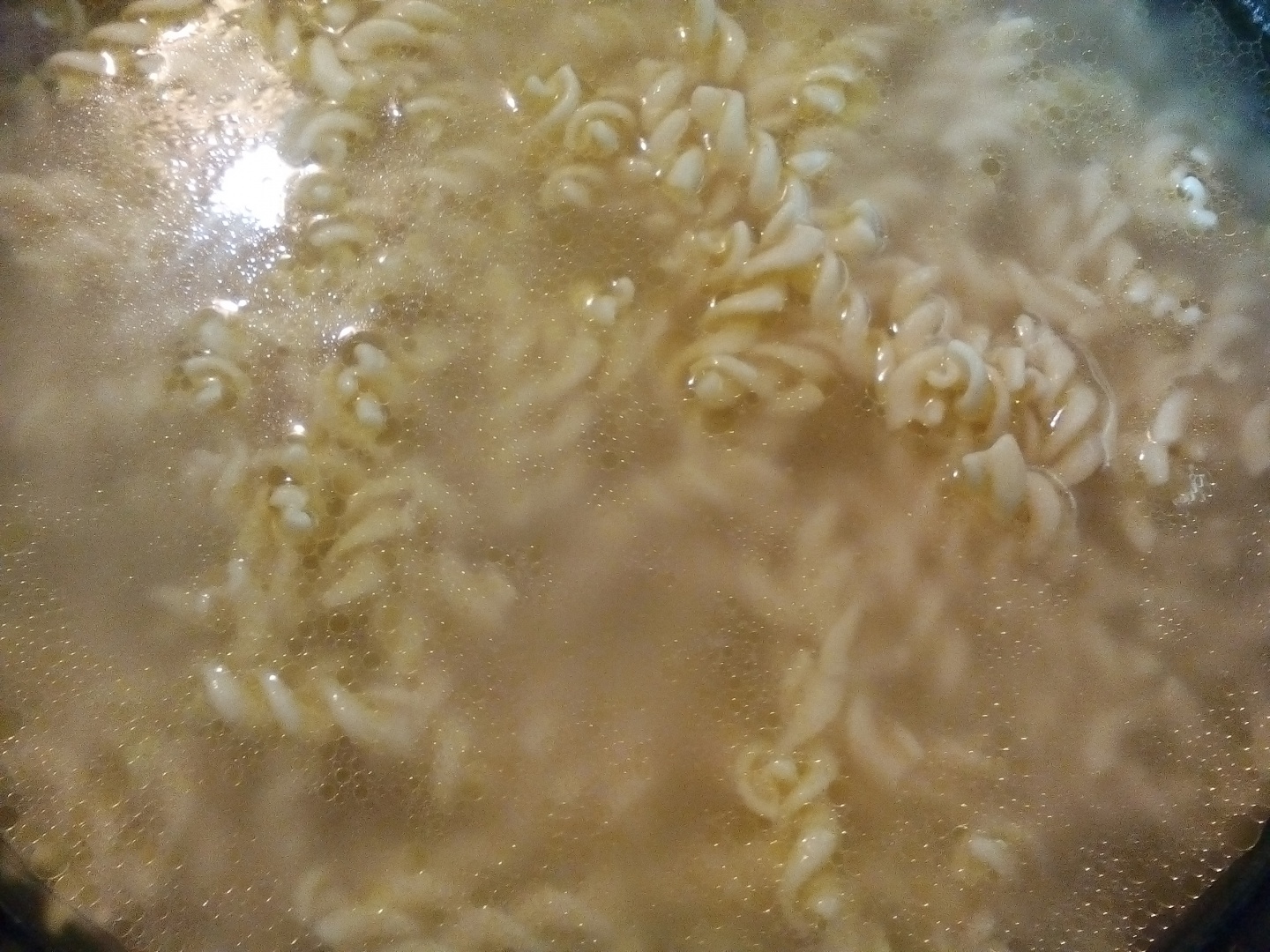 Fusilli  la cuptor cu piept de pui, ciuperci si sos bechamel