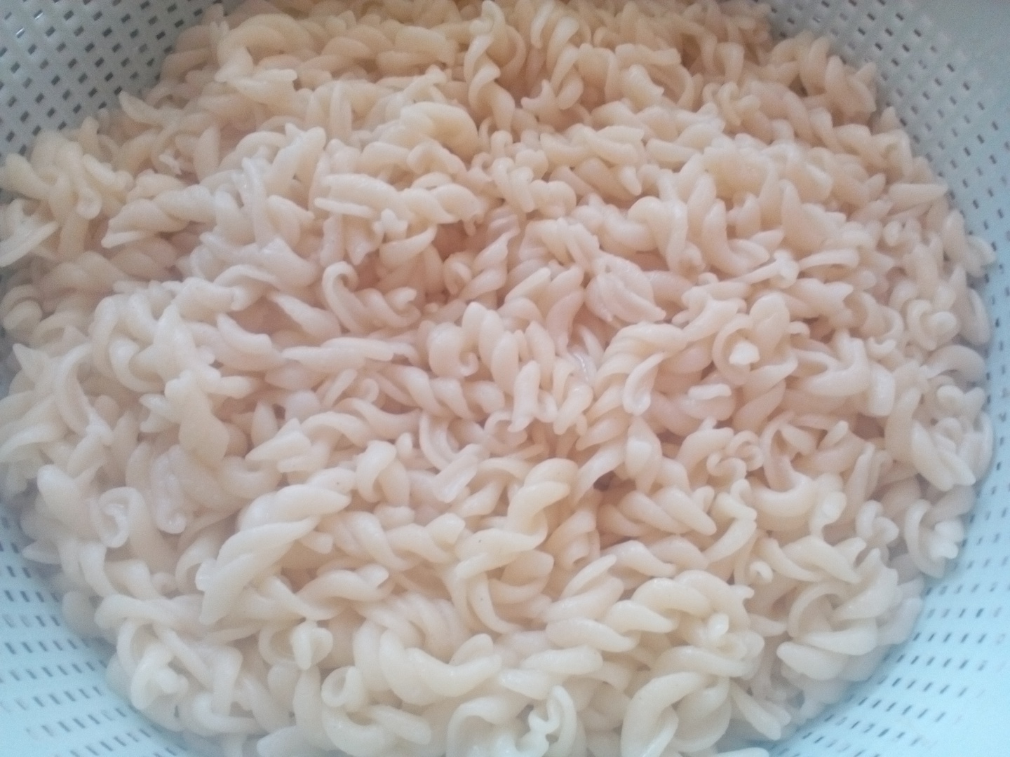 Fusilli  la cuptor cu piept de pui, ciuperci si sos bechamel