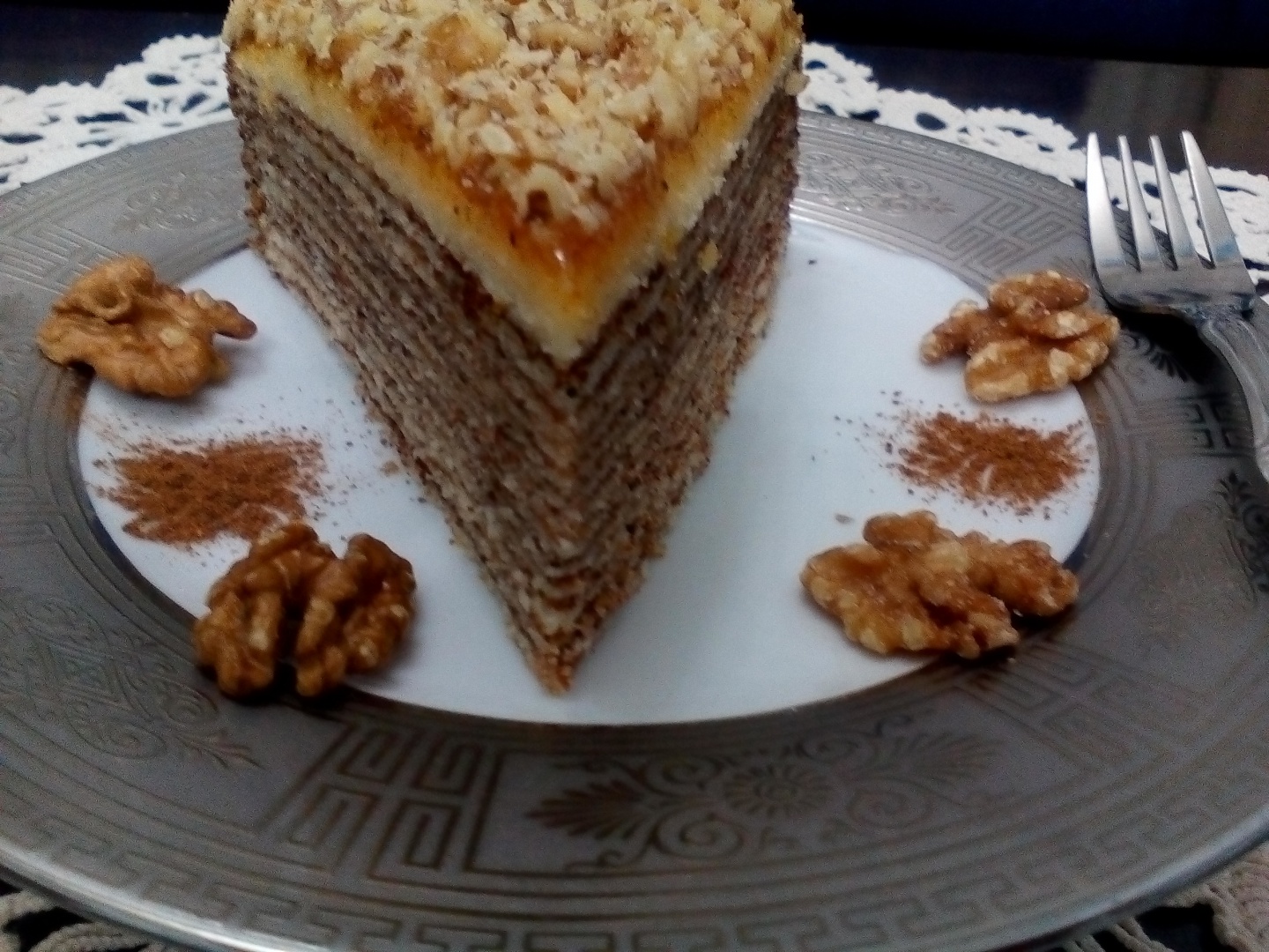 Prajitura in straturi cu scortisoara si nuca