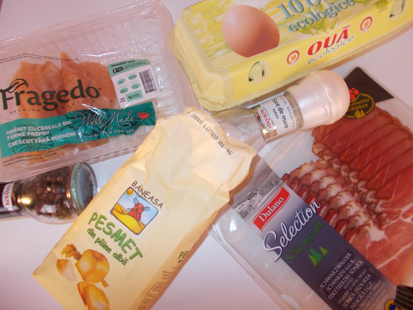 Mini rulouri de pui si sunca afumata