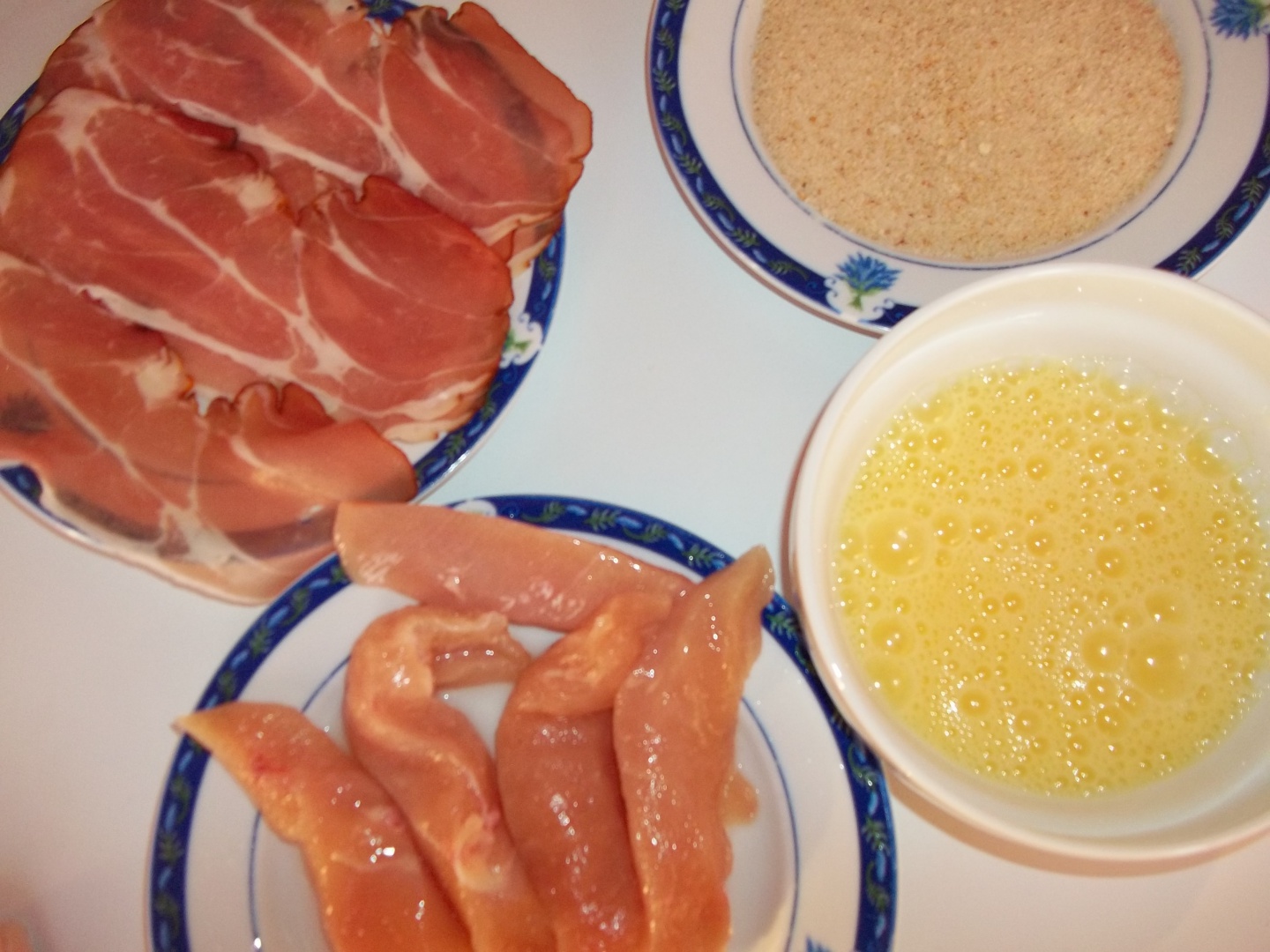 Mini rulouri de pui si sunca afumata