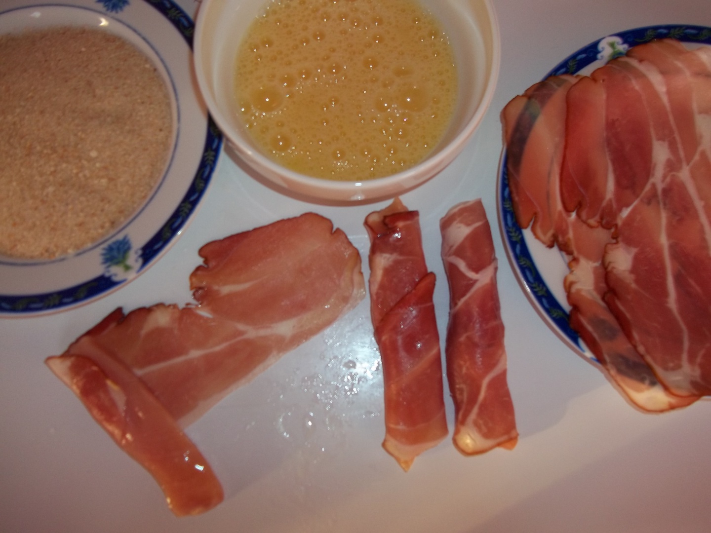 Mini rulouri de pui si sunca afumata