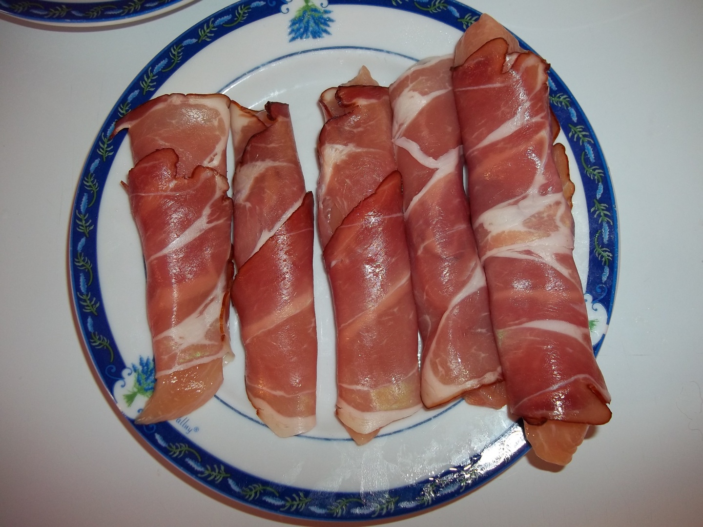 Mini rulouri de pui si sunca afumata