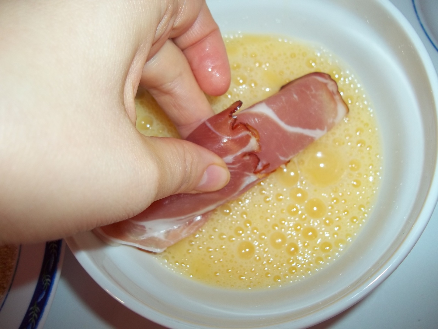 Mini rulouri de pui si sunca afumata