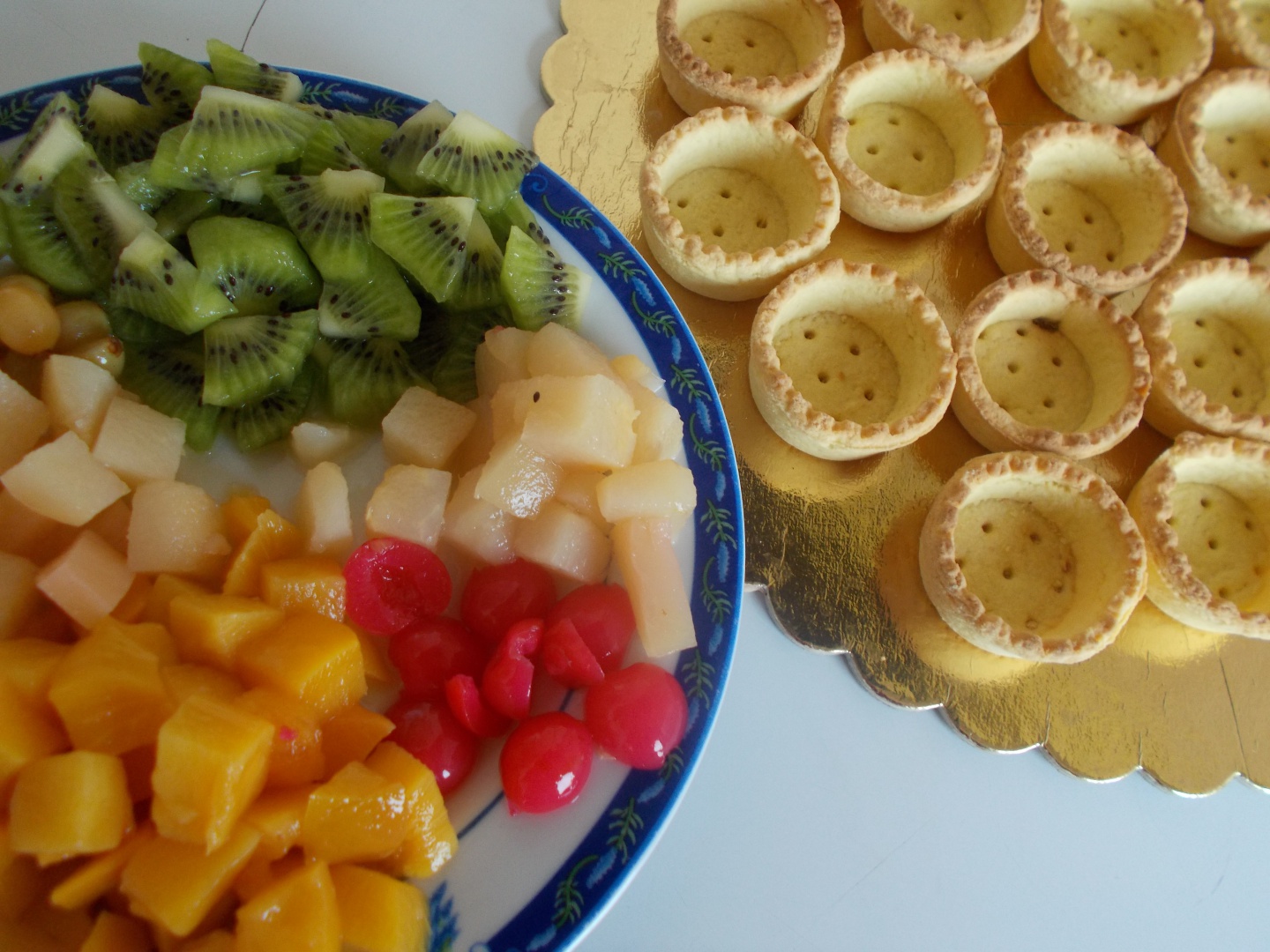 Mini tarte cu crema de vanilie si fructe