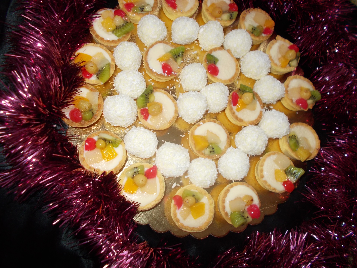 Mini tarte cu crema de vanilie si fructe