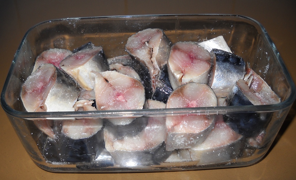 Macrou marinat la rece. Cea mai buna conserva de peste pe care o poti face acasa