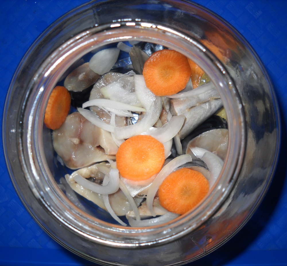 Macrou marinat la rece. Cea mai buna conserva de peste pe care o poti face acasa