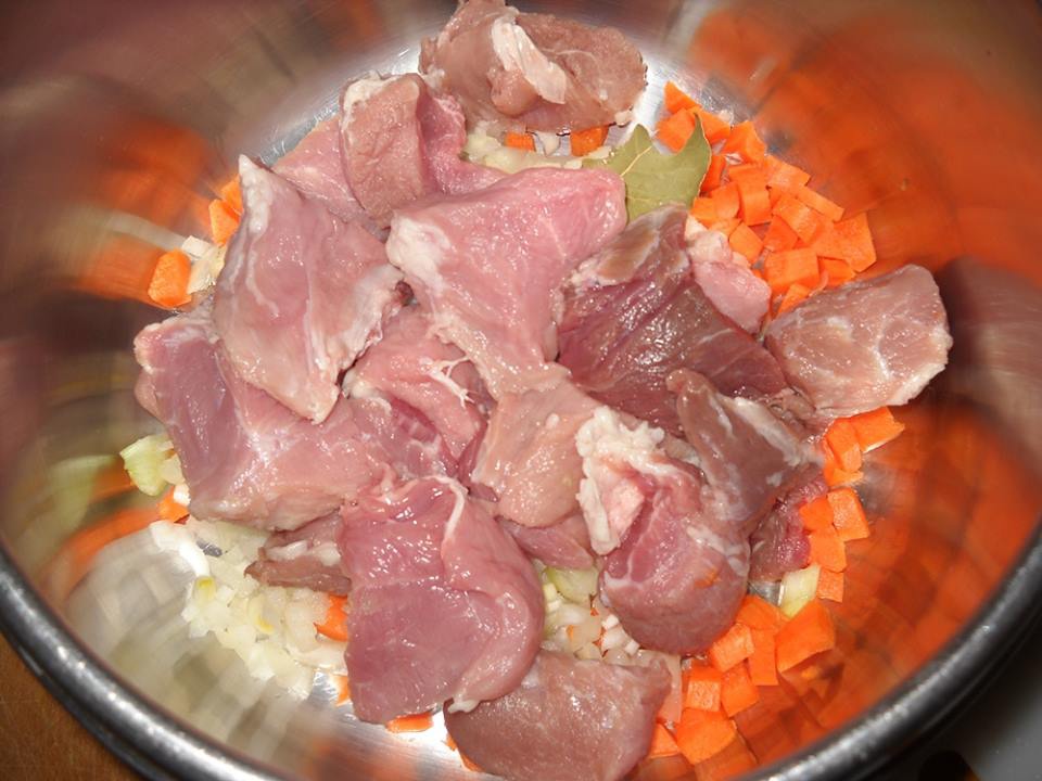 Mancare de mazare cu carne de porc