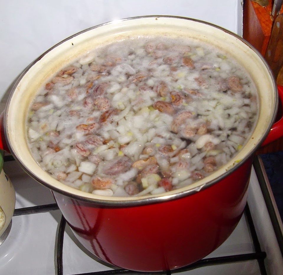 Fasole cu ciolan servita in paine