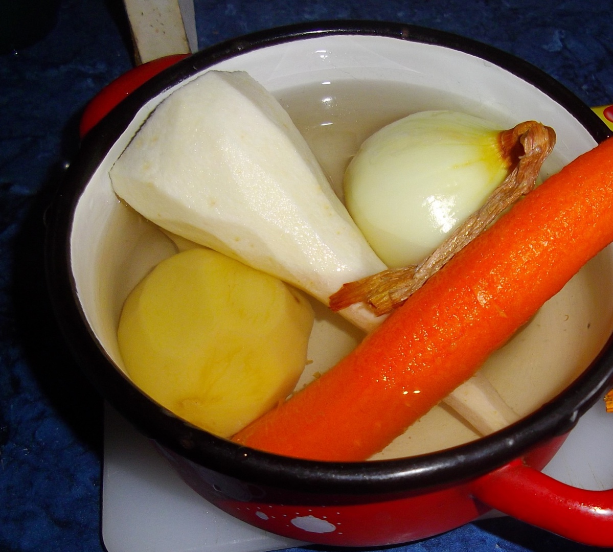 Fasole cu ciolan servita in paine