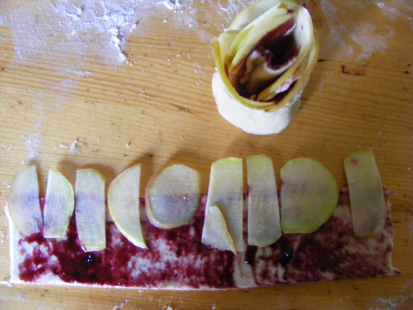 Placinta de mere in forma de Trandafir