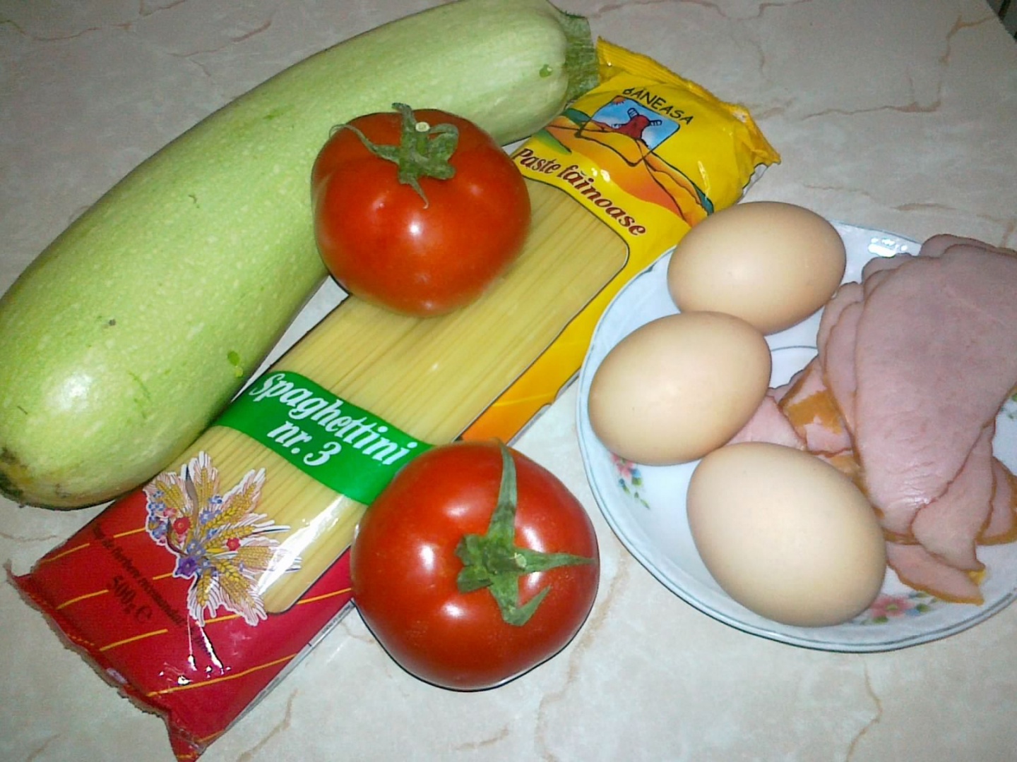 Dovlecei pe pat de spaghete