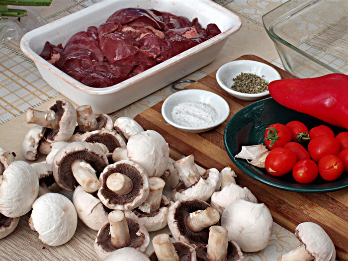 Ficatei aromati cu busuioc si rosii cherri, pe pat de ciuperci