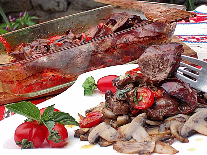 Ficatei aromati cu busuioc si rosii cherri, pe pat de ciuperci