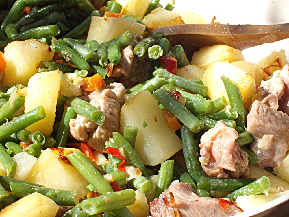 Gulas de curcan cu legume