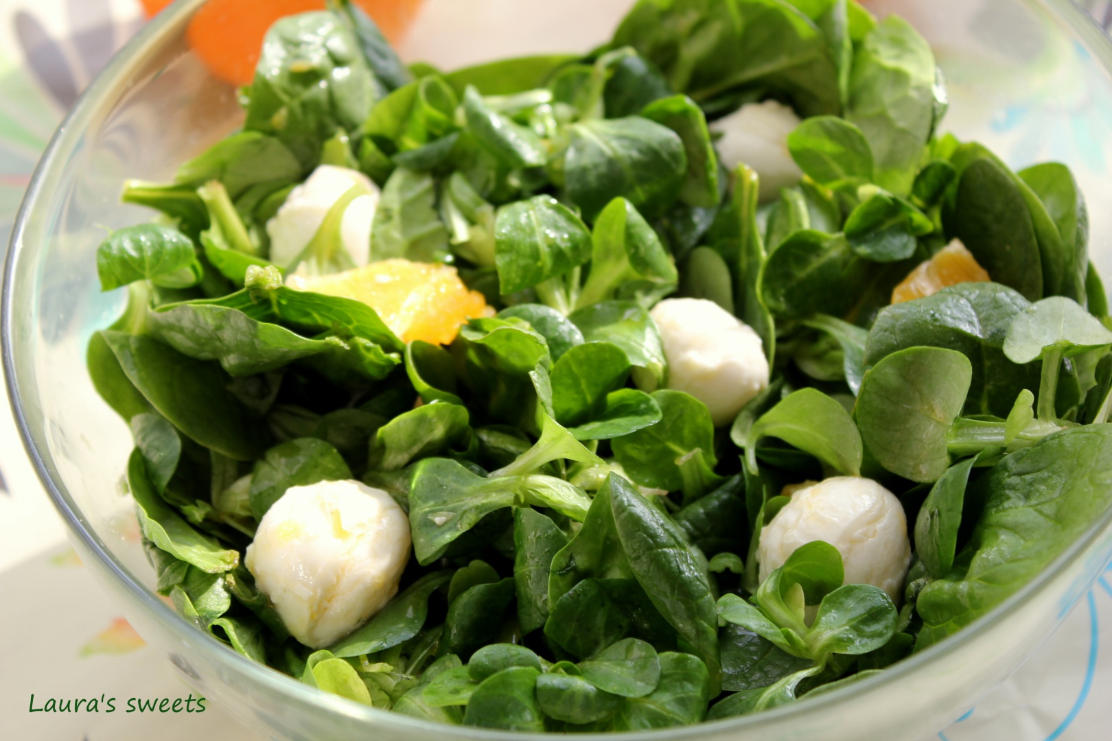 Salata de spanac, valeriana cu mozzarella si portocala