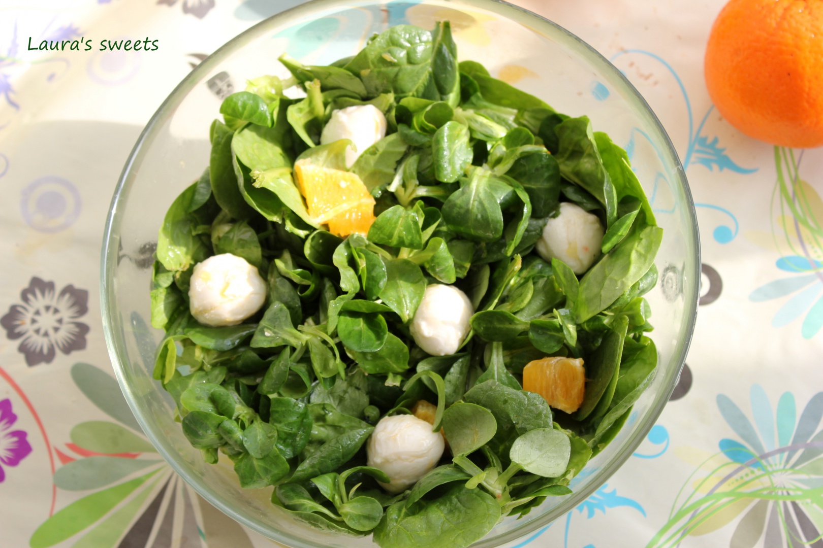 Salata de spanac, valeriana cu mozzarella si portocala