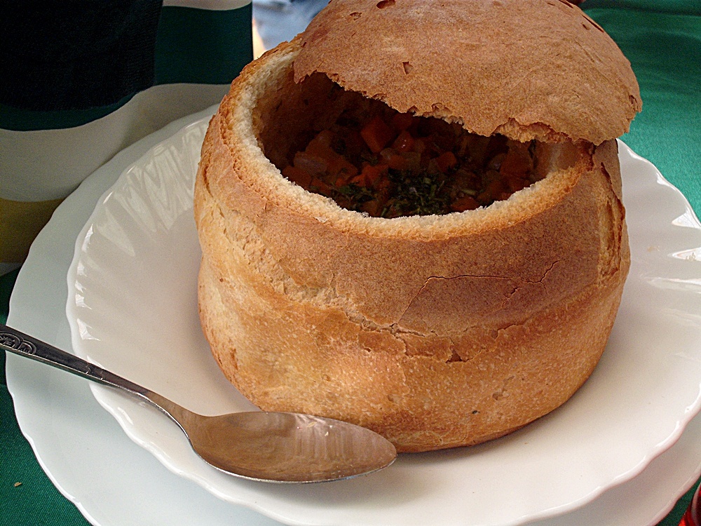 Fasole cu zeama in bol de paine