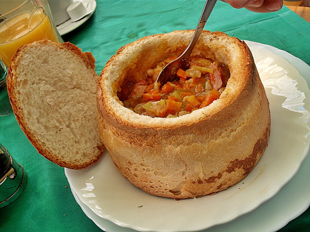 Fasole cu zeama in bol de paine