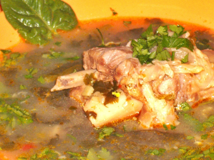 Ciorba de oase de porc ,cu stevie verde