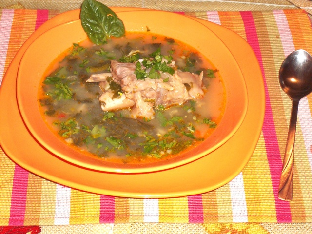 Ciorba de oase de porc ,cu stevie verde