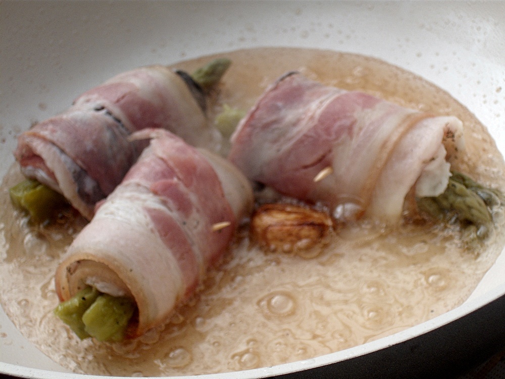 Rulouri din somotei cu sparanghel si bacon
