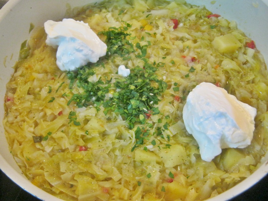 Friptura de porc umpluta cu ficatei, cu garnitura de varza dulce si cartofi