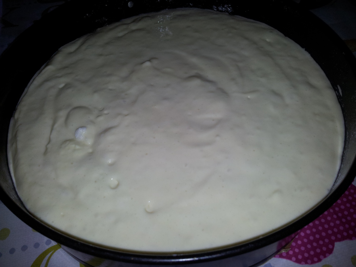 Prajitura fina cu crema spumoasa de branza si pepite de ciocolata neagra