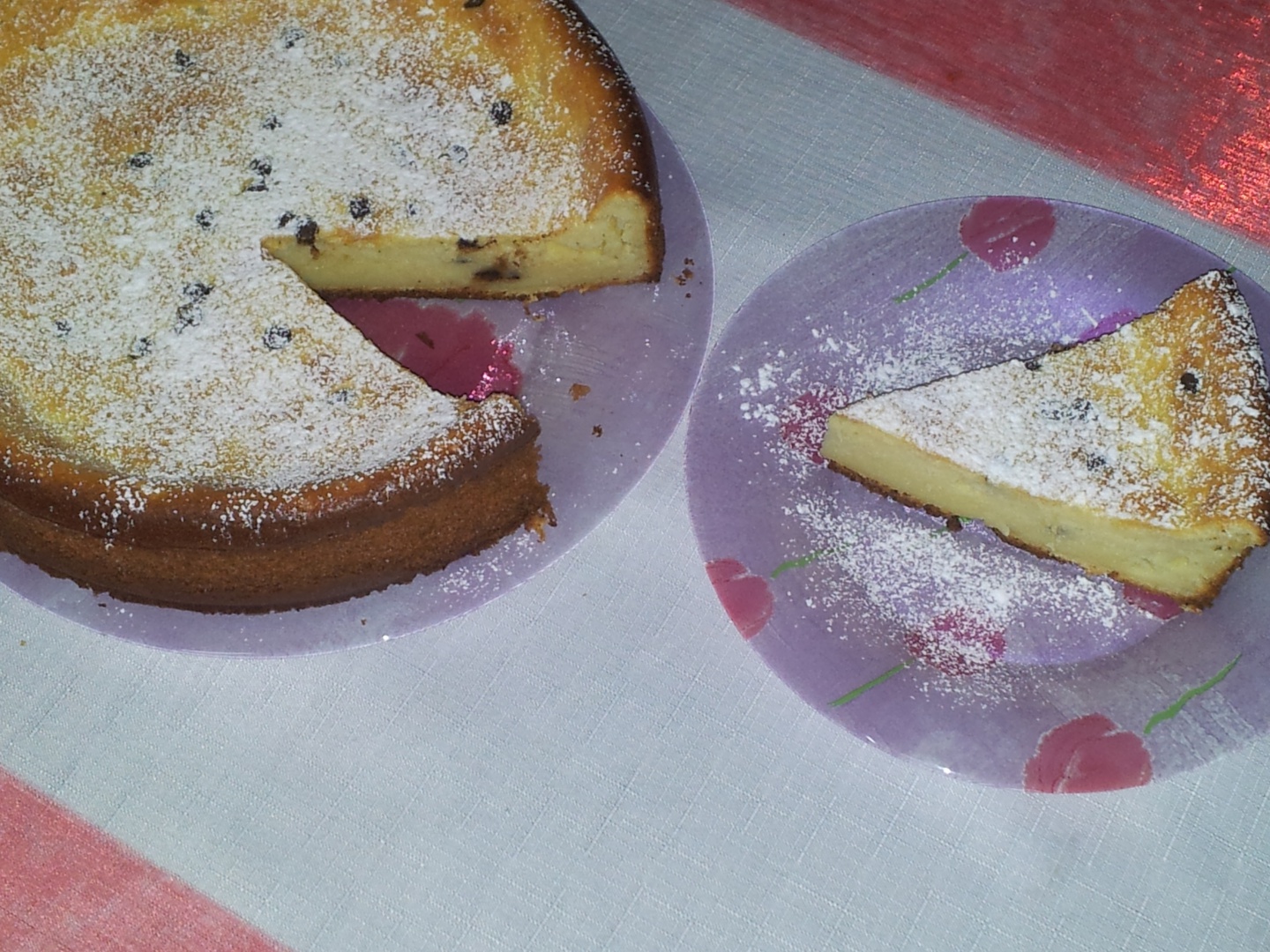 Prajitura fina cu crema spumoasa de branza si pepite de ciocolata neagra