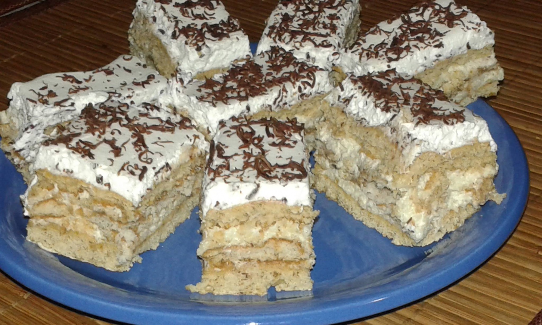 Prajitura cu foi cu nuca si  crema de biscuiti