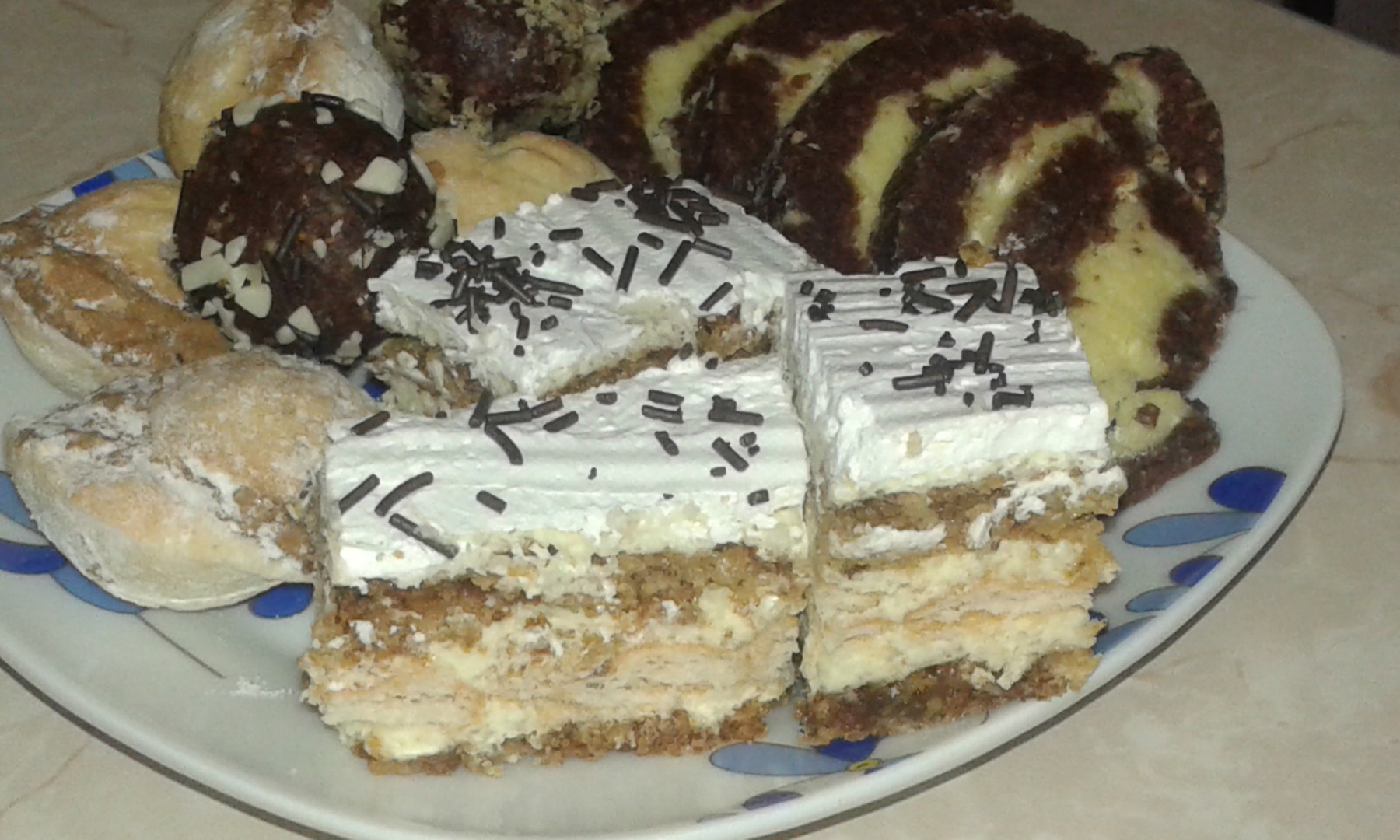 Prajitura cu foi cu nuca si biscuiti