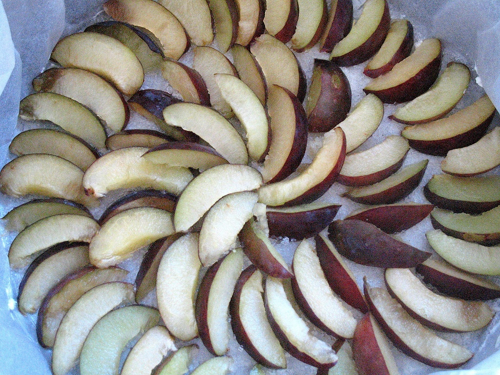 Prajitura cu prune caramelizate si visine