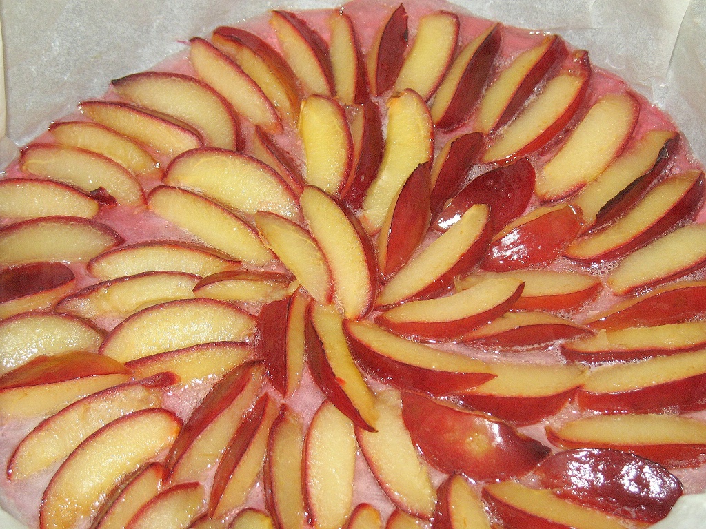 Prajitura cu prune caramelizate si visine